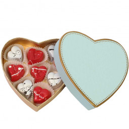 10 chocolats en forme de cœur dans une boîte en forme de cœur