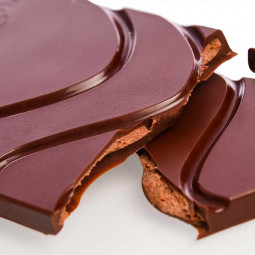 64% chocolate oscuro con relleno de turrón - Giuinott