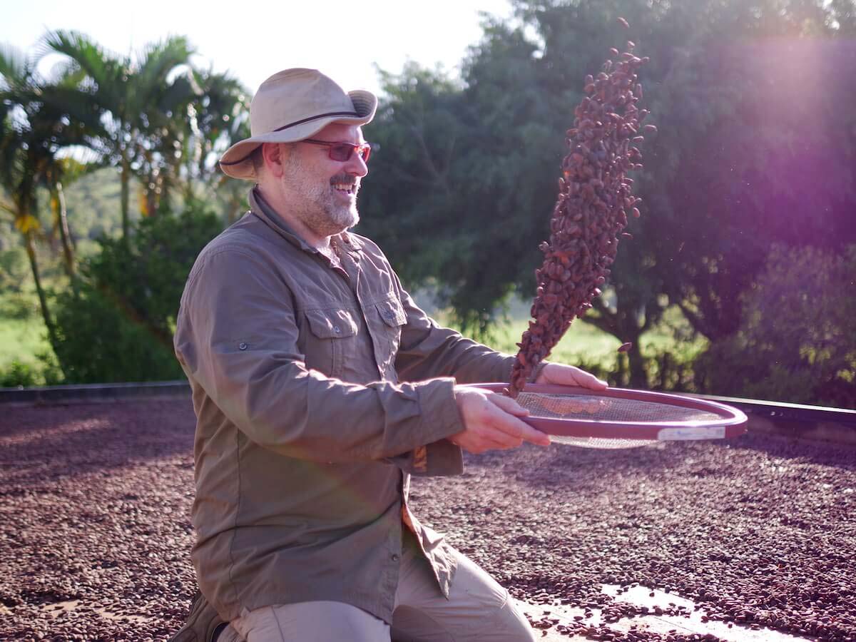 Oliver Coppeneur am wenden der Kakaobohnen im Fermentierungsprozess