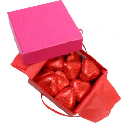 Eine Schachtel voller Schokoladen-Herzen