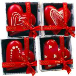 Corazón de chocolate rojo pintado a mano