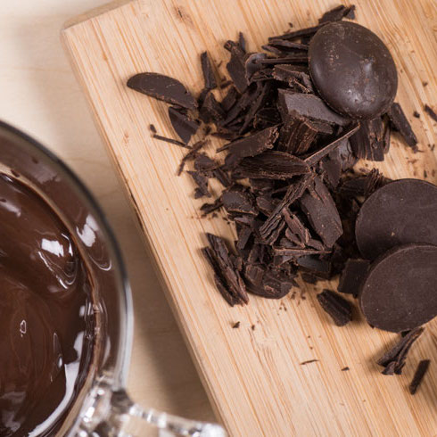 Kuvertüre klein hacken und zu leckerer Schokoladensoße schmelzen lassen